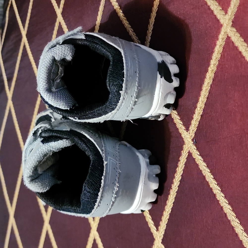 Size 6 toddler shoes - Picture 3 of 5